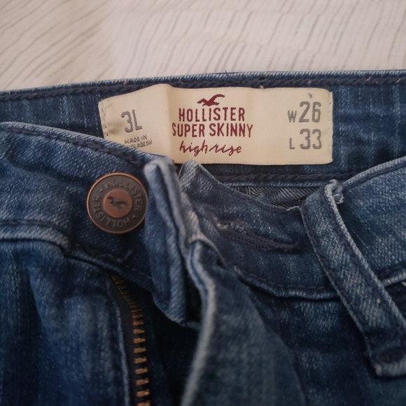 Hollister High Rise Jeans - Picture 2 of 3